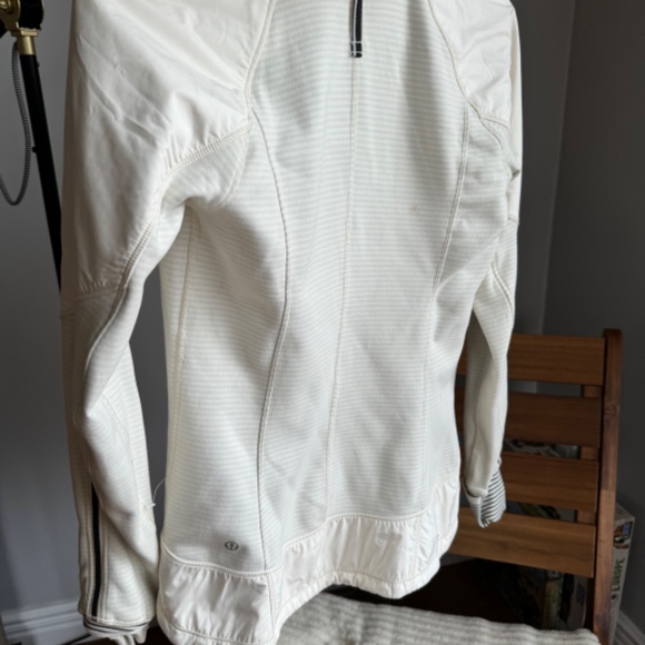 Lululemon jacket size 4 says 6 - Picture 2 of 2
